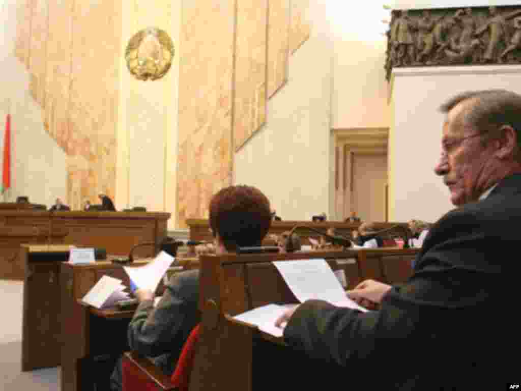 Пачала працу Палата прадстаўнікоў 4-га скліканьня</a - BELARUS, Minsk : Belarus deputies work on the opening day of parliament in Minsk on October 27, 2008. Belarussian parliamentary polls fell short of Western standards, the OSCE said after results showed the opposition failed to win a single seat in the September 2008 elections. 