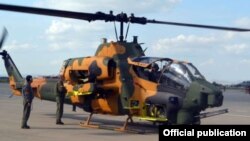 Азербайджанский боевой вертолет AH-1W Super Cobra турецкого производства (архив)