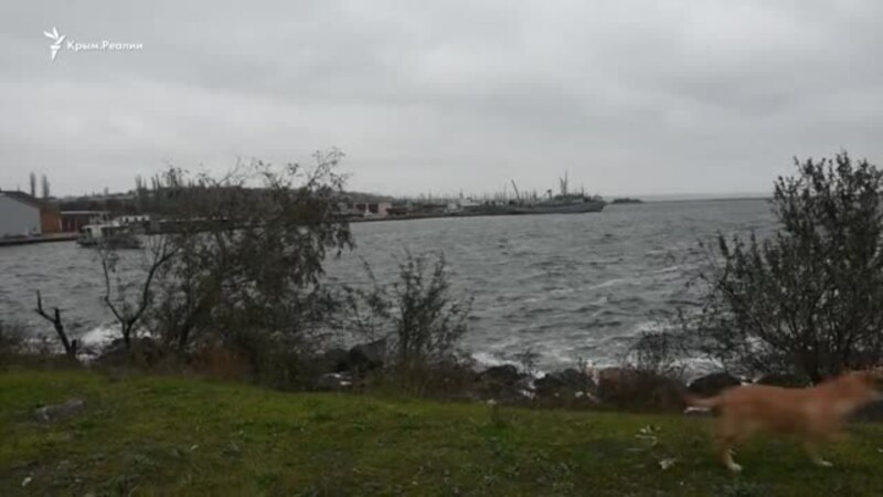 С украинским флагом: в порту Очакова встречают захваченные Россией корабли (видео)