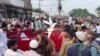له کراچۍ وطن ته روان افغان کډوال وايي په نیمه بیه د کور سامانونه خرڅوي