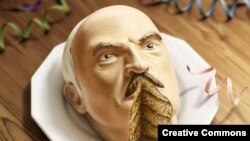 Торт у выглядзе галавы Аляксандра Лукашэнкі. Плякат міжнароднай кампаніі Amnesty International супраць цэнзуры і палітычных рэпрэсіяў.