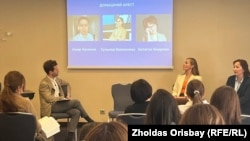 Құқықтық медиа-орталық өкілдері Диана Окремова (ортада), Гүлмира Біржанова (оң жақта) және Еуропа одағының Қазақстандағы өкілдігі басшысының орынбасары Ааро Юлитало сөз бостандығы талқыланған жиында отыр. Астана, 30 сәуір, 2026 жыл.