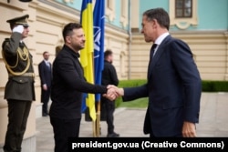Президент України Володимир Зеленський вітає у Києві генерального секретаря НАТО Марка Рютте. Україна, 3 червня 2026 року