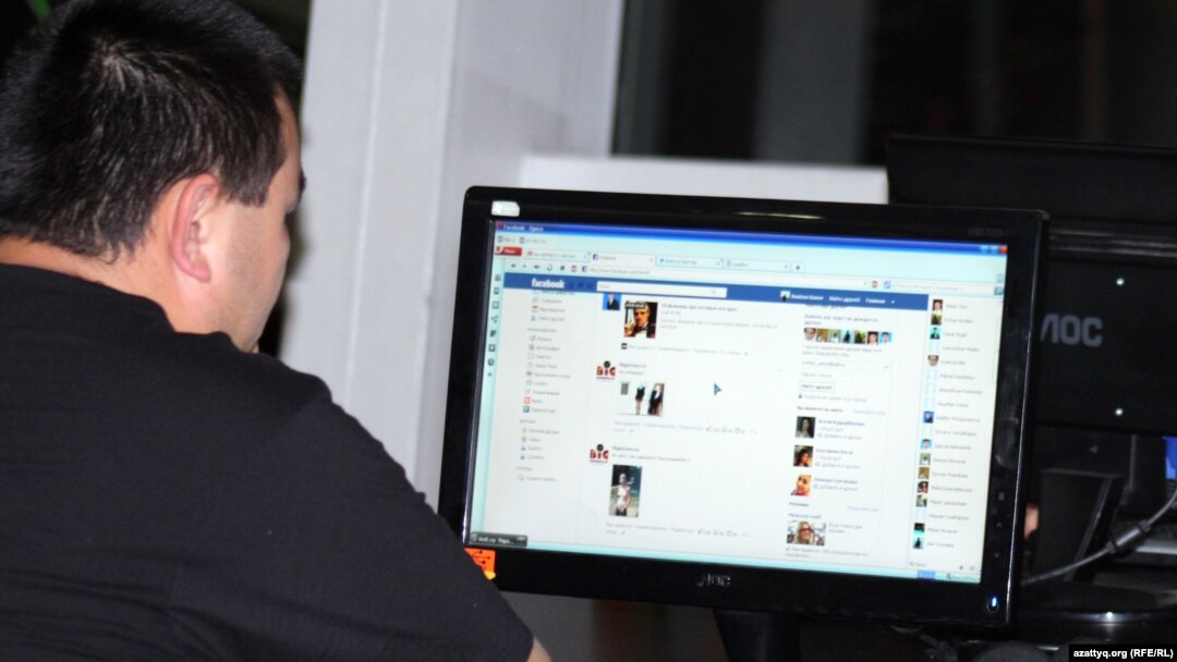 Интернет клубта Facebook әлеуметтік желісін қарап отырған адам. Алматы, 2 мамыр 2012 жыл. (Көрнекі сурет.)