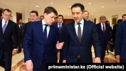 Премьер-министры КР и РК Сапар Исаков и Бакытжан Сагинтаев. Архивное фото. Астана, 18 октября 2017 года.