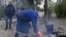 Civilii ucraineni care nu au acces la gaz sau electricitate fac foc în fața blocului la Kosteantinivka (captură de ecran).