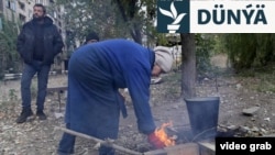 Gazy we elektrik togy bolmadyk raýatlar Kostýantyniwkada ot ýakýarlar.