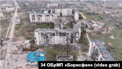 Олешкидеги талкаланган үйлөр. Украинанын "Борисфен" 34-деңиз бригадасынын видеосунан алыпган скриншот. 22-октябрь, 2026-жыл 