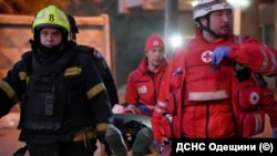 Рятувальники і медики на місці російського ракетного удару по Одесі, 16 квітня 2026 року