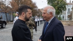 Președintele ucrainean Volodimir Zelenski și șeful politicii externe europene, Josep Borrell, au marcat la Kiev „Ziua apărătorilor Ucrainei” (1 octombrie 2023)