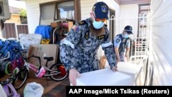 Vojska ujedno isporučuje i pakete hrane (na fotografiji)