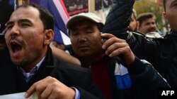 دهها افغان مقیم بلجیم دیروز یکشنبه در مقابل سفارت پاکستان در بروکسل مظاهره کردند.