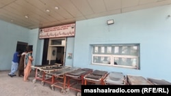 یوشمېر کسان د کوټې د سېول یا سنډېمن صوبايي روغتون د بیړنیو طبي خدماتو مرکز مخې ته ولاړ دي - د جولای ۳۱مې انځور.