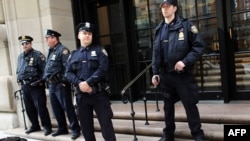 Полицейские стоят перед зданием Федерального резервного банка в Нью-Йорке. Иллюстративное фото.
