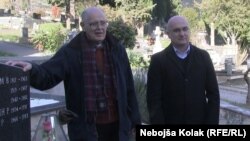 Rade Aleksić i Dragoslav Banjak na Srđanovom grobu u Trebinju 27. januara 2021. godine