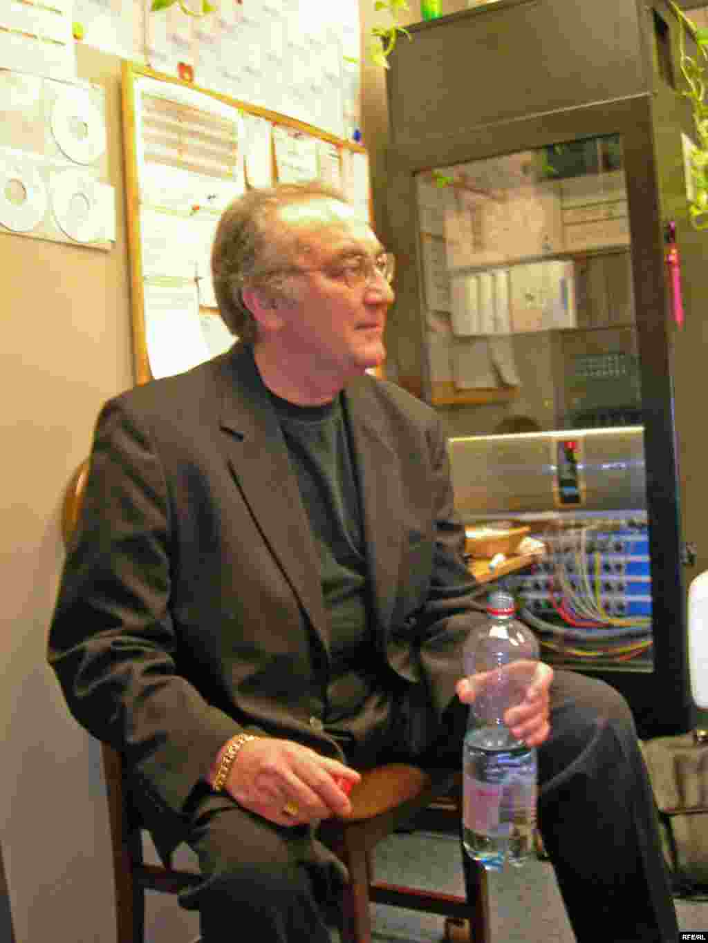 ژان خاکزاد: جرعه ای آب، لحظه ای استراحت