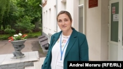 Directoarea liceului „Principesa Natalia Dadiani”, Valetina Țîpu, în fața instituției pe care o conduce, Chișinău, 4 iunie 2026