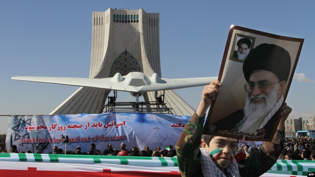 ماکت آر کیو ۱۷۰ در یکی از راهپیمایی‌های دولتی در سالگرد انقلاب در ایران