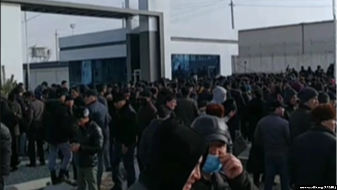 Хоразмнинг Питнак шаҳридаги "Артел" корхонаси олдида тўпланган одамлар - 9 февраль, 2021