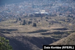 თბილისის ხედი ტერიტორიიდან, სადაც, სავარაუდოდ, უნდა დაიწყოს მშენებლობა.