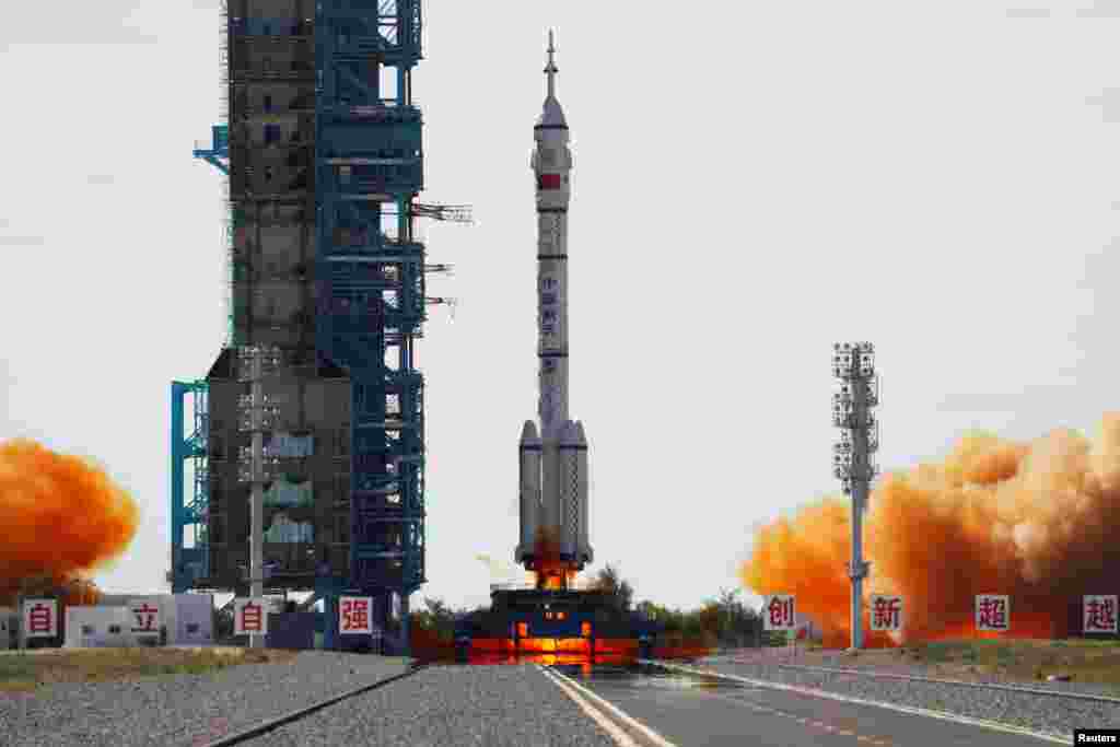 Raketa Long March 2F ponijela je svemirski brod Shenzhou-12 prema svemirskom modulu Tianhe.