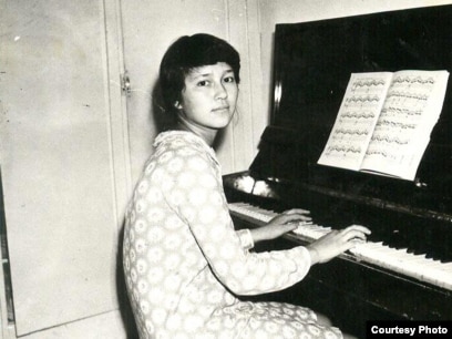 Үлкен бөкселер фотосуреттері бар траннилер Шұлықтардағы жетілген әйелдердің сексуалды фотосуреттері