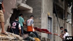 Echipele de intervenţie preiau o victimă dintr-o clădire avariată în urma unui bombardament israelian în oraşul Rafah, din sudul Fâşiei Gaza, duminică 29 octombrie.