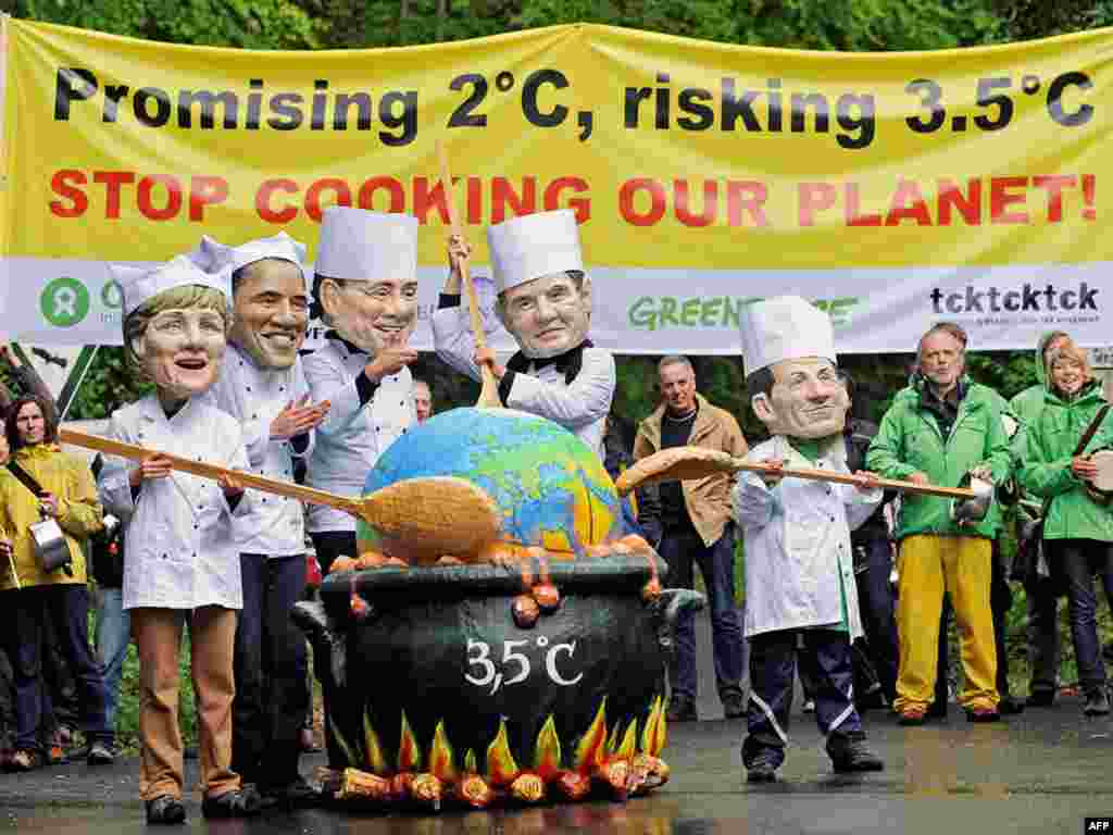 Нямеччына, Бон: актывісты Greenpeace у масках кіраўнікоў краінаў ЭЗ і ЗША робяць пэрформэнс напярэдадні сустрэчы міністраў, адказных за экалёгію.