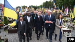 საფრანგეთის საგარეო საქმეთა მინისტრი, ჟან-ნოელ ბარო და უკრაინის საგარეო საქმეთა მინისტრის მოადგილე ანდრი სიბიჰა სხვა მინისტრებთან ერთად ლვოვში. 9 მაისი, 2025 წელი