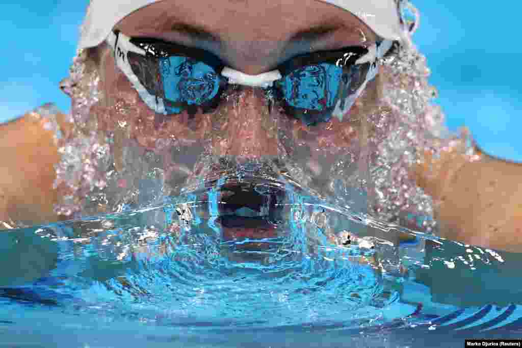 Энни Лазор из США во время соревнований по женскому плаванию на 200 м брассом. Токио, 28 июля 2021 года