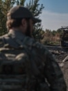 Військовий ЗСУ рухається вздовж лісосмуг, аби уникнути зустрічі з безпілотниками, Донецька область