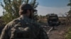Військовий ЗСУ рухається вздовж лісосмуг, аби уникнути зустрічі з безпілотниками, Донецька область