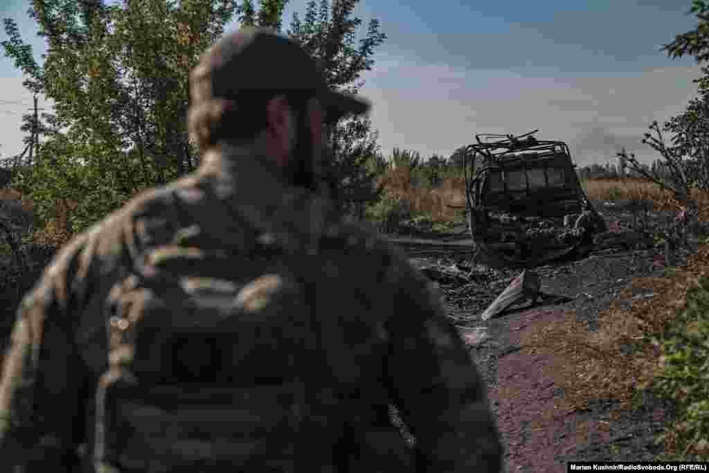 Ми йдемо на точку евакуації, адже за пораненими приїде броньований автомобіль. У будь-який час доби це ризикована операція з такою концентрацією безпілотників. Невідомо, на якому з цих поворотів може чатувати дрон і уразити броньоване авто