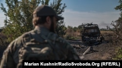 Військовий ЗСУ рухається вздовж лісосмуг, аби уникнути зустрічі з безпілотниками, Донецька область