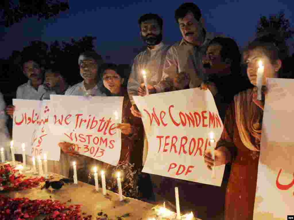 Pakistan - Svijeće za nastradale - ...Istovremeno gradjani Lahorea su na mjestu dogadjaja zapalili svijeće. 