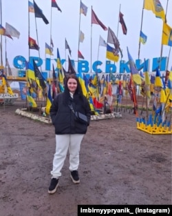 Ксенія Коваленко біля стели Оріхівського району