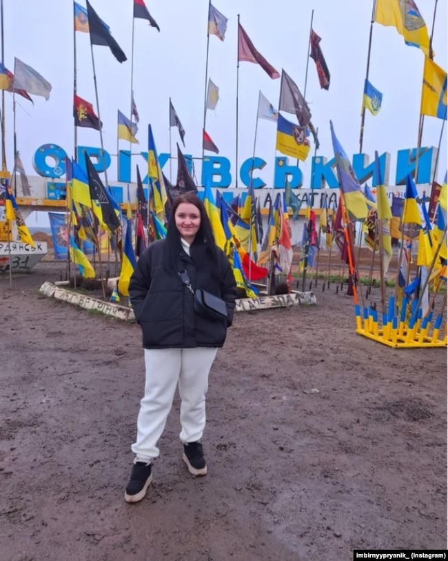 Ксенія Коваленко біля стели Оріхівського району