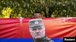 Zastava sa likom Ratka Mladića, optuženog ratnog zločinca ispred crkve Svetog Luke u Beogradu tokom sahrane, 7. septembar 2026.  