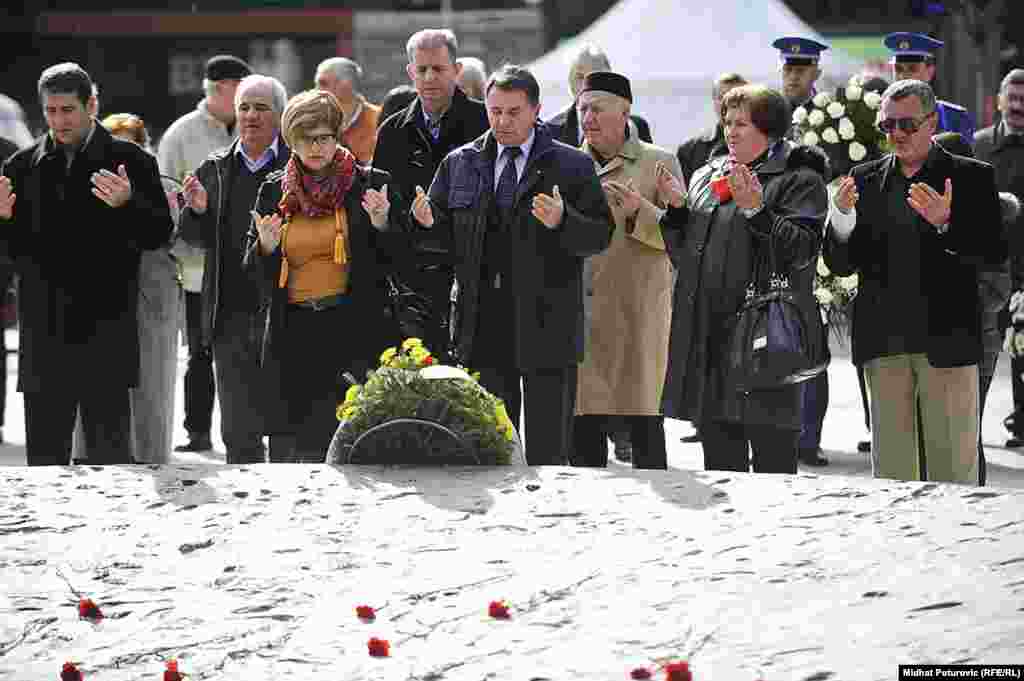 Polaganje cvijeća na spomen-obilježje ubijenoj djeci opkoljenog Sarajeva