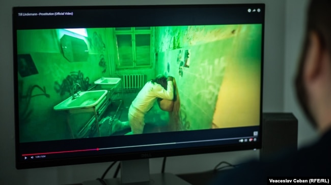 O persoană vizionează clipul „Prostitution” cu Till Lindemann.