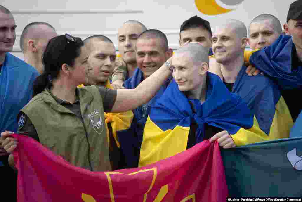 Звільнені з полону РФ українські військові.2 червня делегації України та РФ домовилися у Стамбулі про нові обміни полоненими. Як повідомив міністр оборони Рустем Умєров, є домовленість зосередитися на конкретних категоріях, а не на цифрах: про обмін «всіх на всіх» важкопоранених і тяжкохворих військовополонених, друга категорія – це молоді солдати, яким від 18 до 25 років. Також була домовленість про повернення 6000 тіл загиблих солдатів