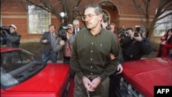 ABŞ Mərkəzi Kəşfiyyat İdarəsinin keçmiş yüksəkvəzifəli rəsmisi Oldriç Eyms ABŞ federal məhkəməsində. 1994