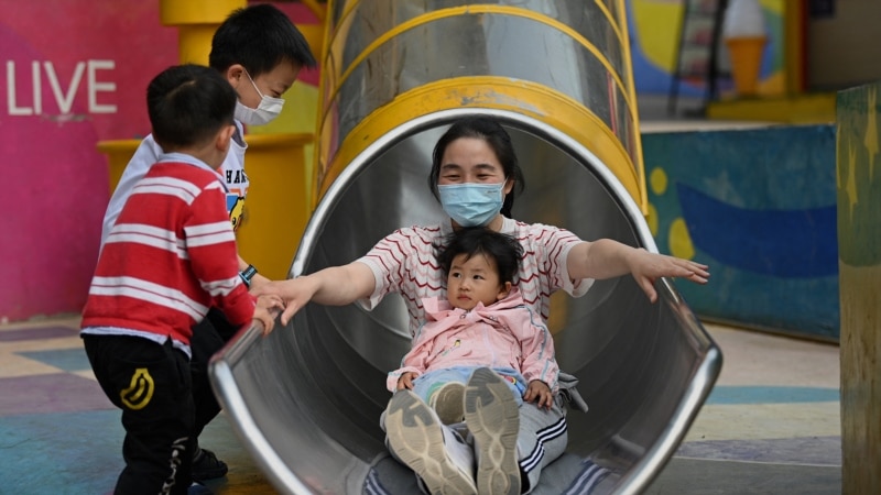 Kina lejon çiftet të kenë tre fëmijë 