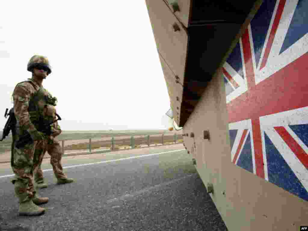 17.12.2008 - Britanski premijer Gordon Brown najavio povlačenje britanskih vojnika iz Iraka - Tijekom iznenadnog, nenajavljenog posjeta Iraku, britanski premijer Gordon Brown izjavio je u srijedu u Bagdadu kako će se britanske snage povući iz Iraka do 31. svibnja iduće godine. Brown je, naime, nakon sastanka s iračkim kolegom Nurijem al Malikijem potvrdio kako će povlačenje početi u proljeće i da će većina od 4100 britanskih vojnika »završiti svoje zadaće« u prvoj polovici 2009., dodavši kako će se partnerstvo Velike Britanije i Iraka u cilju osiguravanja mira nastaviti. Nakon šestogodišnje nazočnosti u ratom opustošenom Iraku i 136 poginulih vojnika, na terenu bi, prema planovima, trebalo ostati samo stotinjak britanskih vojnika koji će nastaviti obučavati iračke vojnike. 