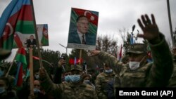 Azerbejdžanski vojnici sa zastavama i fotografijama predsednika Ilhama Alijeva i njegovo oca Hejdara Alijeva slave preuzimanje Lačina, 1. decembar 2020