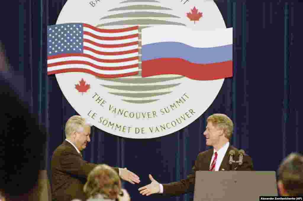 Bill Clinton și Boris Elțîn. Vancouver, Canada,&nbsp;3 aprilie 1993 La primul summit SUA &ndash; Rusia de după destrămarea Uniunii Sovietice, președintele Statelor Unite, Bill Clinton și cel al Rusiei, Boris Elțîn, au căzut de acord cu privire la un pachet de programe și măsuri economice menite să răspundă nevoilor umanitare imediate ale Rusiei. SUA au fost de acord să ajute Rusia în tranziția de la economia centralizată din era sovietică, la o economie de piață.