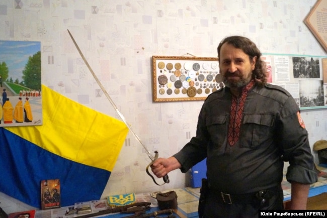 Олег Черненко з шаблею бійців армії УНР