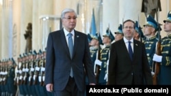 Қазақстан президенті Қасым-Жомарт Тоқаев пен Израиль президенті Ицхак Герцог. Астана, 27 сәуір, 2026 жыл. 