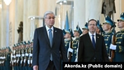 Президент Казахстана Касым-Жомарт Токаев (слева) и президент Израиля Ицхак Герцог. Астана, 27 апреля 2026 года
