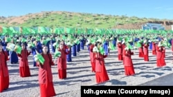 8-nji aprelde Ýolöten etrabynyň Ymambaba geňeşliginiň çäginde täze şäherçäniň düýbüniň tutulmagyna gatnaşýan studentler w býujet işgärleri. Türkmenistanyň Döwlet habarlar agentliginiň (TDH) web sahypasyndan alnan surat.